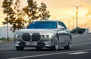 Xe BMW 7 Series 740i Pure Excellence 2024